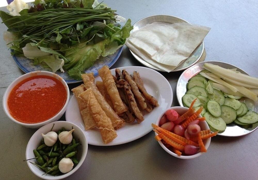 Đĩa nem nướng Nha Trang đầy đặn với đầy đủ rau sống và bánh tráng. (Nguồn Internet)